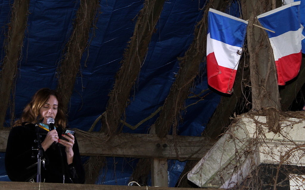 Jeudi soir, l’auteure et scénariste Emilie Frèche a lu une lettre à l’adresse d’Ilan (Crédit : Times of Israël Staff/Glenn CLoarec)