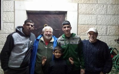 De gauche à droite : Ziad Sabateen, Lonny Baskin, Mustafa Sabateen, Muhammad Sabateen et Phil Saunders posent le soir de la libération de Muhammad après trois mois de prison. (Crédit : autorisation de Ziad Sabateen)