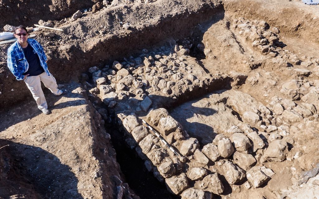 La directrice de l'Excavation, Ronit Lupo, de l'Autorité des Antiquités d'Israël à côté des vestiges d'une ancienne maison datant d'il y a 7 000 ans, dans le quartier de Shuafat, au nord de Jérusalem (Crédit : Assaf Peretz / Israel Antiquities Authority) La directrice de l'Excavation, Ronit Lupo, de l'Autorité des Antiquités d'Israël à côté des vestiges d'une ancienne maison datant d'il y a 7 000 ans, dans le quartier de Shuafat, au nord de Jérusalem (Crédit : Assaf Peretz / Israel Antiquities Authority)