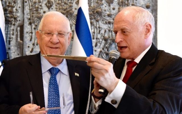 Le vice président de la Conférence des présidents, Malcolm Hoenlein, présentant au président Reuven (Ruby) Rivlin un Yad Torah pendant la mission de la délégation de 2016 en Israël, le 18 février 2016 (Crédit : Avi Hayun)