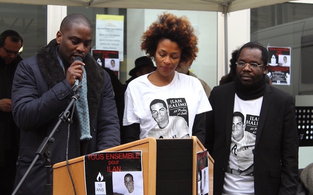 Tony Harrisson, qui a joué le rôle de Youssouf Fofana dans le film « 24 jours », Rachel Khan, actrice, et Guershon Ben Abraham, président de la Fédération des Juifs noirs de France, devant le 229 boulevard Voltaire ce dimanche (Crédit : Times of Israël Staff/Glenn Cloarec)
