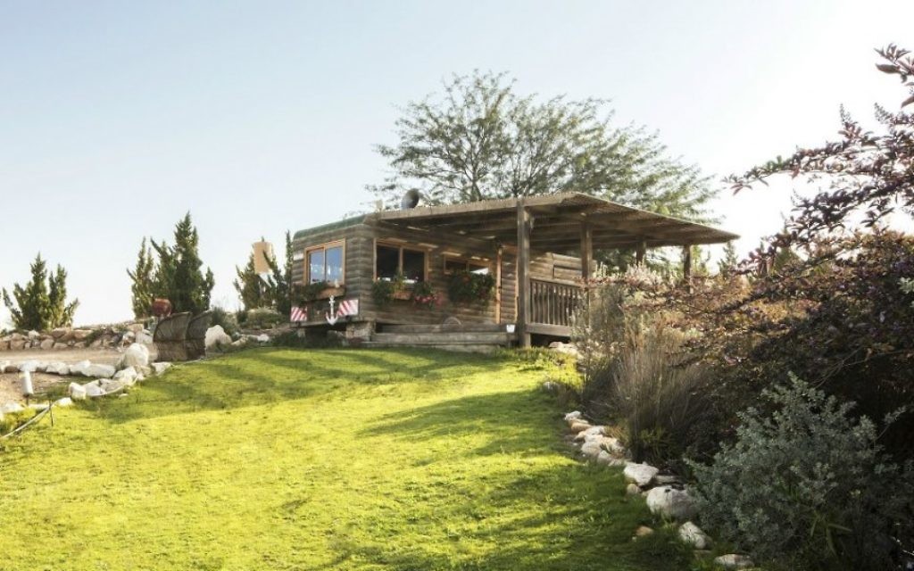 La première cabine, une ancienne caravane, dans laquelle David, Tchia et leur plus jeune fils, Guy, ont vécu pendant leur première année au ranch. (autorisation Aviad Bar-Ness)