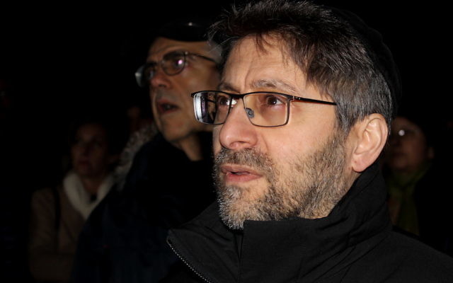 Le grand rabbin de France, Haïm Korsia, lors de la commémoration du 11 février dans le jardin Ilan-Halimi (Crédit : Times of Israël Staff/Glenn Cloarec) Le grand rabbin de France, Haïm Korsia, lors de la commémoration du 11 février dans le jardin Ilan-Halimi (Crédit : Times of Israël Staff/Glenn Cloarec)