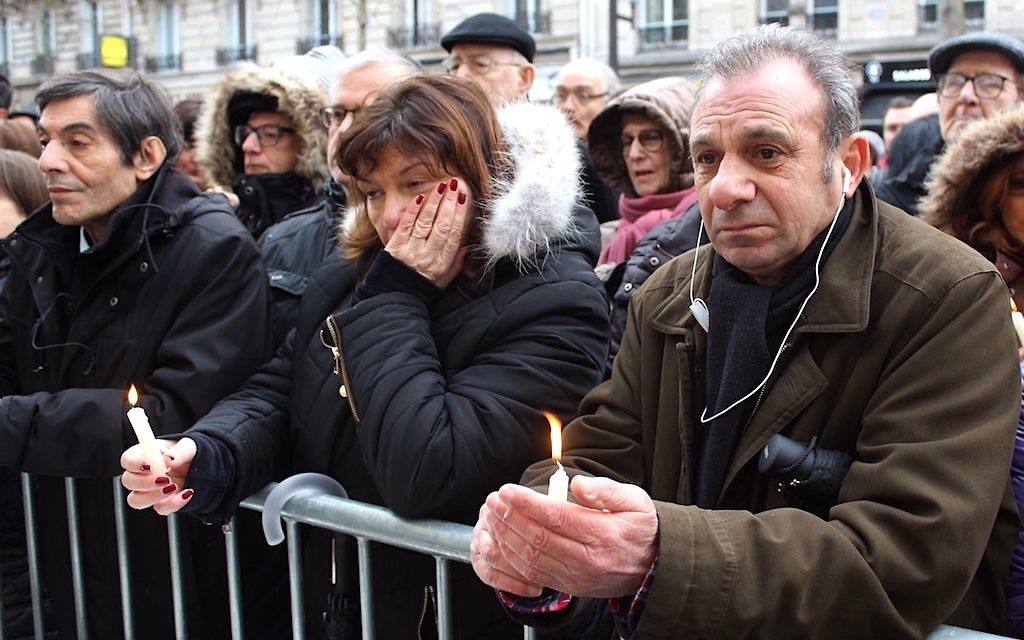Malgré la pluie et le froid, plusieurs centaines de personnes se sont rassemblées ce dimanche devant le 229 boulevard Voltaire (XIe arrondissement), l’ancien emplacement de la boutique de téléphonie où travaillait Ilan (Crédit : Times of Israël Staff/Glenn Cloarec)