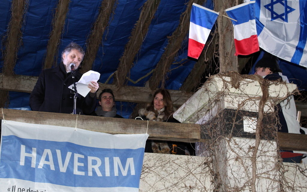 Jeudi soir, dans le square Ilan-Halimi, l’humoriste Stéphane Guillon a lu les paroles de la chanson « Hier encore j’avais 20 ans » de Charles Aznavour, artiste qu’affectionnait Ilan (Crédit : Times of Israël Staff/Glenn Cloarec)