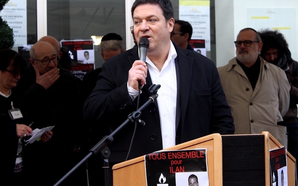 Gil Taeïb, vice-président du Fonds social juif unifié et du Crif, lors de son discours fort applaudi devant le 229 boulevard Voltaire (Crédit : Times of Israël Staff/Glenn Cloarec)