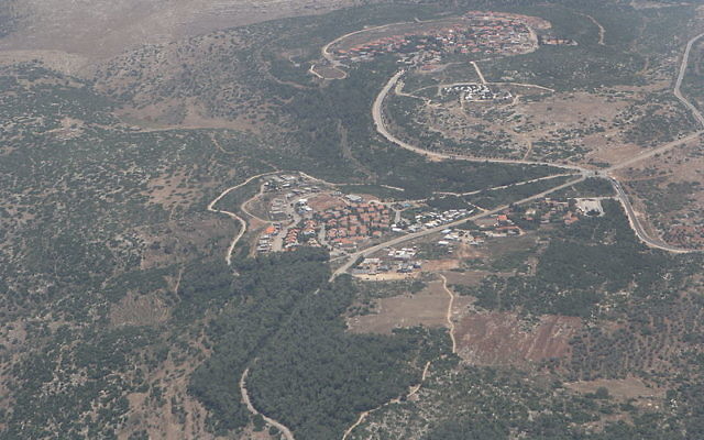 Vue aérienne de l'implantation de Hinanit, près de Jénine, dans le nord de la Cisjordanie. (Crédit : Tamir Bejerano (travail personnel) / WikiCommans CC BY-SA 3.0) Vue aérienne de l'implantation de Hinanit, près de Jénine, dans le nord de la Cisjordanie. (Crédit : Tamir Bejerano (travail personnel) / WikiCommans CC BY-SA 3.0)