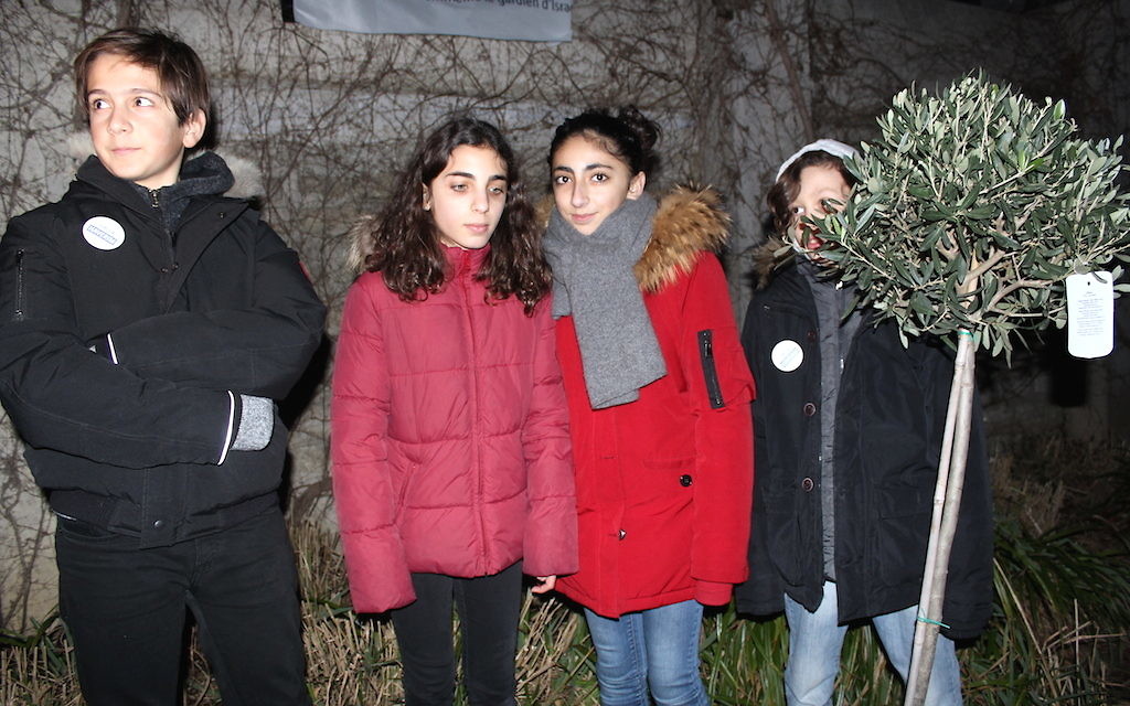 Quatre enfants ont planté symboliquement un olivier dans le jardin Ilan-Halimi, accompagnés par la chanteuse Laura Mayne du groupe Native qui entonnait son tube « Si la vie demande ça », chanson qu’écoutait Ilan quand il avait une dizaine d’années (Crédit : Times of Israël Staff/Glenn Cloarec)
