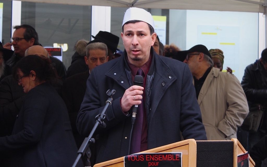 Hocine Drouiche, imam et recteur de la mosquée de Nîmes, devant le 229 boulevard Voltaire, là où travaillait Ilan (Crédit : Times of Israël Staff/Glenn Cloarec)
