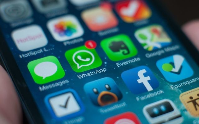La censure militaire israélienne cherche à rejoindre les groupes WhatsApp des services de premiers secours pour les journalistes. (Crédit : CC BY-SA/Jan Persiel, Flickr)