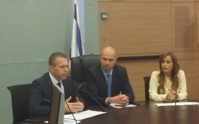 Le député du Likud, Amir Ohana (au centre), entouré par le ministre de la Sécurité intérieure Gilad Erdan (à gauche) et la députée du Likud Nava Boker à la première réunion d'une commission à la Knesset sur le lobbying pour le contrôle moins restrictif sur les armes à feu à la Knesset à Jérusalem le lundi 15 février 2016 ( Crédit : Knesset) Le député du Likud, Amir Ohana (au centre), entouré par le ministre de la Sécurité intérieure Gilad Erdan (à gauche) et la députée du Likud Nava Boker à la première réunion d'une commission à la Knesset sur le lobbying pour le contrôle moins restrictif sur les armes à feu à la Knesset à Jérusalem le lundi 15 février 2016 ( Crédit : Knesset)