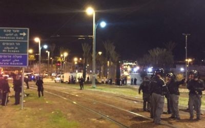 Scène d'une attaque à main armée à la porte de Damas de la Vieille Ville de Jérusalem, le 14 février 2016. (Crédit : police israélienne)