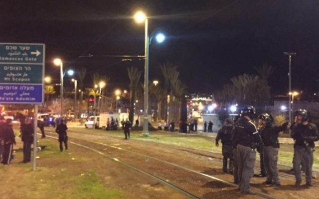Scène d'une attaque à main armée à la porte de Damas de la Vieille Ville de Jérusalem, le 14 février 2016. (Crédit : police israélienne)