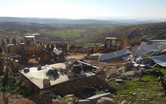 Des soldats de l'administration civile israélienne en train de démolir un certain nombre de structures jugées illégales dans les collines de Hébron, le 2 février 2016 (Crédit : Nasser Nawaja / B'Tselem)