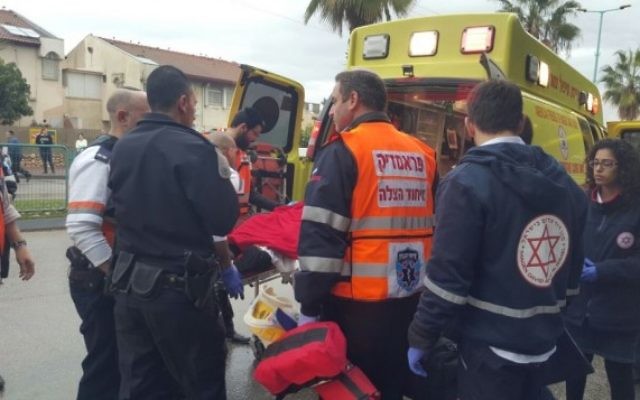 Un garçon est emmené à l'hôpital après avoir été poignardé à Ramle le 8 février 2016 (Crédit : Ichud Hatzalah)