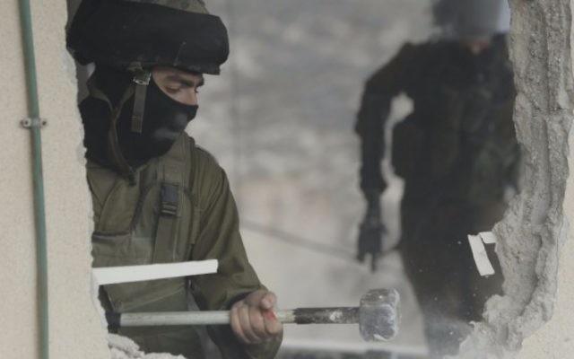 Des soldats israéliens démolissent la maison du terroriste Bahaa Allyan dans le quartier Jabel Mukaber de Jérusalem le 4 janvier 2016. Allyan et un autre résident du quartier avait mené une attaque terroriste dans un bus près du quartier voisin Armon Hanatziv en octobre. (Crédit : police israélienne)