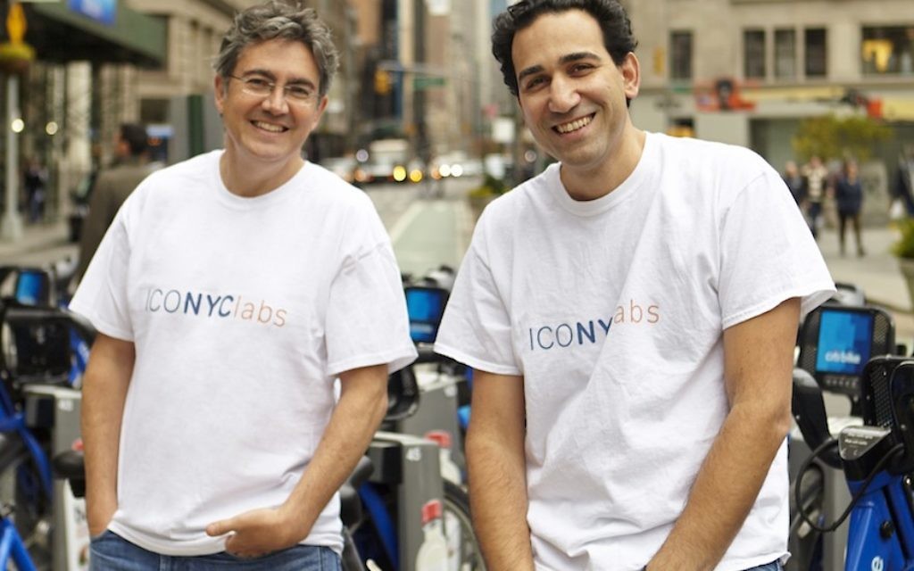 Arie Abecassis (à gauche), et Eyal Bino (à droite), cofondateurs d'ICONYC Labs, un accélérateur de programmes qui aident à lancer des start-ups israéliennes à New York. (Crédit : autorisation ICONYC Labs)