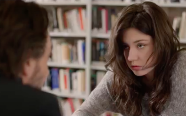 Guillaume Gallienne et Adèle Exarchopoulos dans Eperdument (Crédit : capture d'écran YouTube) Guillaume Gallienne et Adèle Exarchopoulos dans Eperdument (Crédit : capture d'écran YouTube)