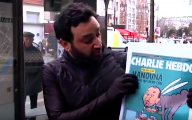 Cyril Hanouna montre la Une de Charlie Hebdo, le 9 février 2016 (Crédit : capture d’écran YouTube) Cyril Hanouna montre la Une de Charlie Hebdo, le 9 février 2016 (Crédit : capture d’écran YouTube)
