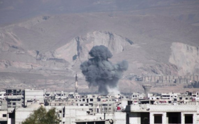 Nuages de fumée après des frappes aériennes signalées par les forces gouvernementales syriennes sur la ville de Arbi dans la région de Ghouta le 17 février 2016. (Crédit : AFP / AMER ALMOHIBANY) Nuages de fumée après des frappes aériennes signalées par les forces gouvernementales syriennes sur la ville de Arbi dans la région de Ghouta le 17 février 2016. (Crédit : AFP / AMER ALMOHIBANY)