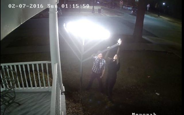 Vidéo de la caméra de sécurité montrant un homme et une femme vandaliser la hanoukkia placée devant le centre Habad de l'université de l'Illinois, le 7 février 2016. (Crédit : capture d'écran YouTube)