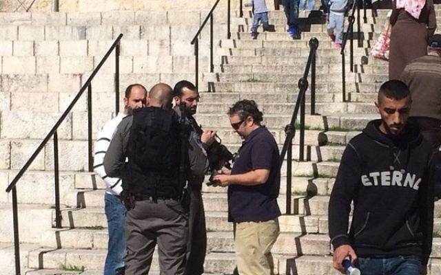 Le chef du bureau de Jérusalem du Washington Post William Booth accusé d'"incitations" [à la violence] par des gardes-frontières israélien à la porte de Damas, devant la Vieille Ville de Jérusalem, le 16 février 2016. (Crédit : capture d'écran Twitter/Ruth Marks Eglash)