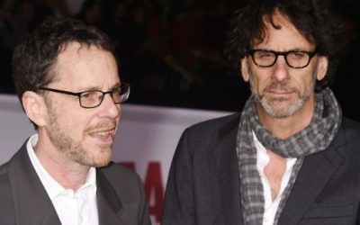 Les réalisateurs/producteurs/auteurs de films Ethan Coen (à gauche) et Joel Coen arrivent à la première de leurs films "Hail, césar !" au Regency Village Theatre, à Westwood, Californie, le 1er février 2016. (Crédit : Jeffrey Mayer/WireImage via JTA)