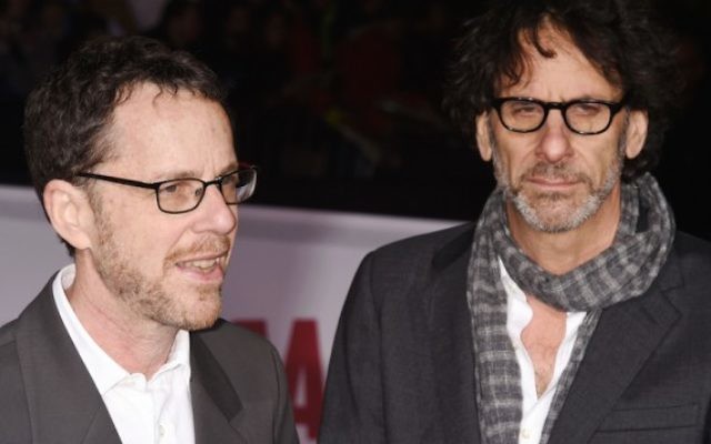 Les réalisateurs/producteurs/auteurs de films Ethan Coen (à gauche) et Joel Coen arrivent à la première de leurs films "Hail, césar !" au Regency Village Theatre, à Westwood, Californie, le 1er février 2016. (Crédit : Jeffrey Mayer/WireImage via JTA)