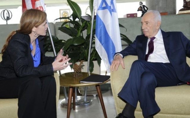 L'ambassadrice américaine à l'ONU Samantha Power (à gauche) avec l'ancien président israélien Shimon Peres (à droite), le 16 février 2016 (Crédit : David Azagury)