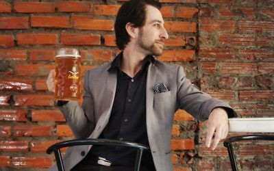 Le chef israélien Shahar Lubin, propriétaire du Daluva, un bistro gastronomique moyen-oriental à Hanoï, au Vietnam. (Crédit : Emily S. Adams/JTA)
