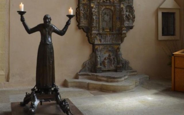 Un candélabre en bronze de  la cathédrale d'Erfurt (CC BY-SA Torsten Maue, via Wikimedia Commons)