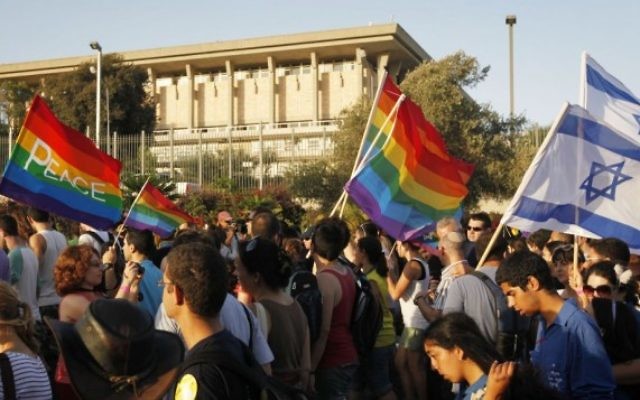 Des Israéliens manifestent devant la Knesset pendant la Gay Pride annuelle à Jérusalem, le 29 juillet 2010. (Crédit : Miriam Alster/Flash90)