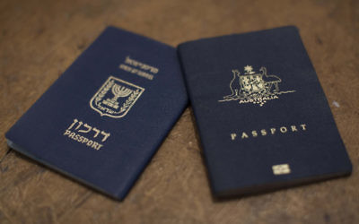 Photo d'un passeport  israélien et un passeport australien (Crédit : Yonatan Sindel / Flash90)