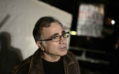 L'acteur Moshe Ivgy, pendant une manifestation de 2014 sur les prix de l'immobilier à Tel Aviv. (Crédit : Tomer Neuberg/Flash 90)