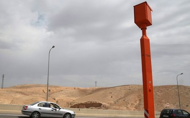 Une caméra radar sur la route 1 entre Jérusalem et la mer Morte, photographiée le 25 mars 2014. (Crédit : Nati Shohat/Flash 90) Une caméra radar sur la route 1 entre Jérusalem et la mer Morte, photographiée le 25 mars 2014. (Crédit : Nati Shohat/Flash 90)