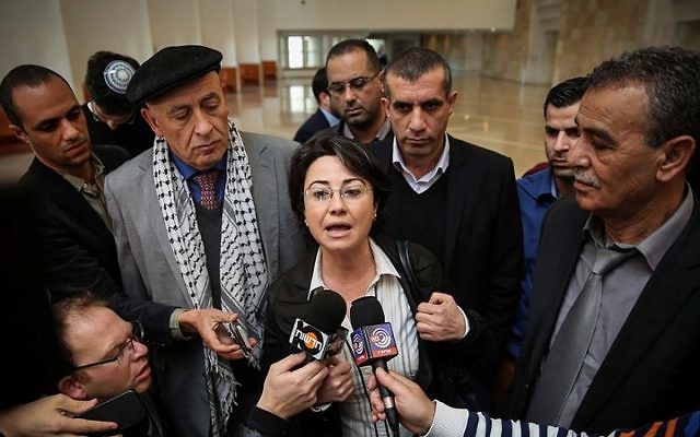 Les députés de la Liste arabe unie Hanin Zoabi (au centre), Jamal Zahalka (à droite) et Basel Ghattas (centre gauche, derrière Zoabi) s'adressant à la presse à Jérusalem, le 17 février 2015. (Crédit : Hadas Parush/Flash90)