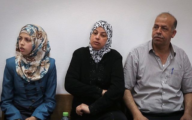 Les parents et la sœur de Mohammed Abu Khdeir à la cour du district de Jérusalem pendant le procès pour le meurtre d'Abu Khdeir, le 8 juin 2015. (Crédit : Hadas Parush/Flash90)