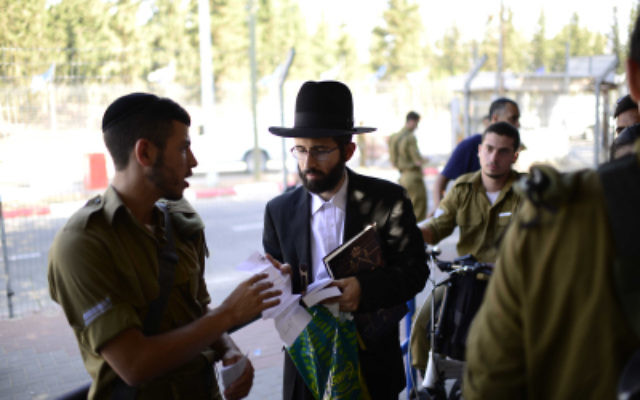 Les jeunes Israéliens arrivant à la base militaire de Tel Hashomer pour s'enrôler dans le bataillon Netzah Yehuda, le 30 juillet 2015 (Crédit : Tomer Neuberg / FLASH90)