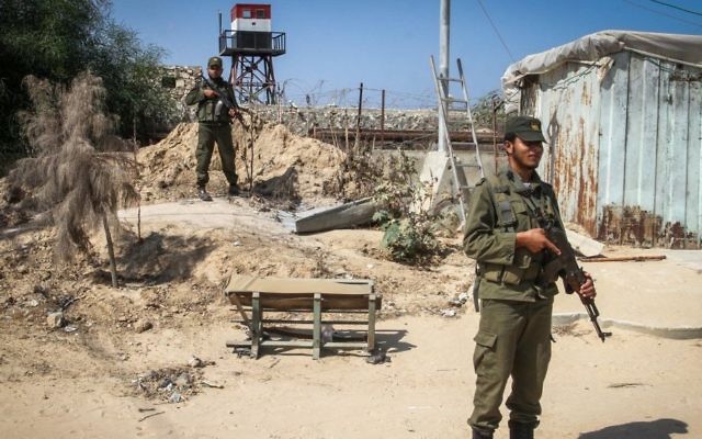 Les forces de sécurité du Hamas à côté d'une tour de guet égyptienne à la frontière entre l'Egypte et Gaza, à Rafah, au sud de la bande de Gaza, le 21 septembre 2015. (Crédit : Abed Rahim Khatib/Flash90) Les forces de sécurité du Hamas à côté d'une tour de guet égyptienne à la frontière entre l'Egypte et Gaza, à Rafah, au sud de la bande de Gaza, le 21 septembre 2015. (Crédit : Abed Rahim Khatib/Flash90)