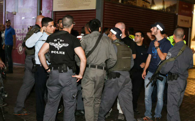 Les forces de sécurité israéliennes sur les lieux d'un attentat à la station centrale d'autobus de Beer Sheva, le 18 octobre 2015. (Crédit : Meir Even Haim / Flash90) Les forces de sécurité israéliennes sur les lieux d'un attentat à la station centrale d'autobus de Beer Sheva, le 18 octobre 2015. (Crédit : Meir Even Haim / Flash90)