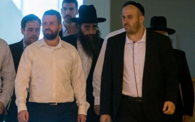 Le rabbin Yoshiyahu Pinto, au centre, à la cour suprême de Jérusalem, le 16 novembre 2015. (Crédit : Yonatan Sindel/Flash90) Le rabbin Yoshiyahu Pinto, au centre, à la cour suprême de Jérusalem, le 16 novembre 2015. (Crédit : Yonatan Sindel/Flash90)