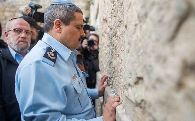 Roni Alsheich prie au mur Occidental, dans la Vieille Ville de Jérusalem, le 3 décembre 2015, peu de temps après son accession au poste de chef de la police israélienne/ (Crédit : Yonatan Sindel/Flash90)
