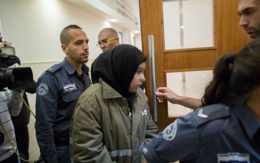 Une Palestinienne de 16 ans, inculpée de deux tentatives de meurtres pour une attaque au couteau du 23 novembre dans la capitale, devant la cour du district de Jérusalem le 11 décembre 2015. (Crédit : Yonatan Sindel/Flash90)