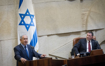 Le Premier ministre Benjamin Netanyahu à la Knesset le 30 décembre 2015, avec le président de la Knesset, Yuli Edelstein (Crédit : Miriam Alster / FLASH90) Le Premier ministre Benjamin Netanyahu à la Knesset le 30 décembre 2015, avec le président de la Knesset, Yuli Edelstein (Crédit : Miriam Alster / FLASH90)