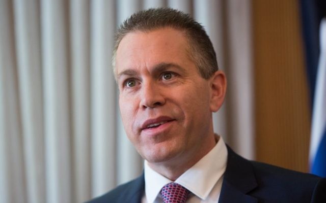 Gilad Erdan, ministre des Affaires stratégiques et de la Sécurité intérieure, pendant la cérémonie d'assermentation de nouveaux agents de police à Jérusalem, le 11 janvier 2016. (Crédit : Yonatan Sindel/Flash90) Gilad Erdan, ministre des Affaires stratégiques et de la Sécurité intérieure, pendant la cérémonie d'assermentation de nouveaux agents de police à Jérusalem, le 11 janvier 2016. (Crédit : Yonatan Sindel/Flash90)