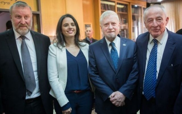 Le procureur général sortant Yehuda Weinstein (à droite), le contrôleur de l'Etat Yosef Shapira (deuxième à droite), la ministre de la Justice Ayelet Shaked (deuxième à gauche) et le nouveau procureur général Avichai Mendelblit (à gauche), pendant la cérémonie de serment du  nouveau procureur général, à Jérusalem le 1er février 2016. (Crédit : Yonatan Sindel/Flash90)