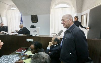 L'ancien Premier ministre Ehud Olmert dans la salle d'audience du tribunal de première instance de Jérusalem, le 2 février 2016 (Crédit : Gili Yohanan / POOL)