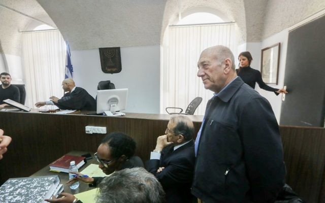 L'ancien Premier ministre Ehud Olmert dans la salle d'audience du tribunal de première instance de Jérusalem, le 2 février 2016 (Crédit : Gili Yohanan / POOL) L'ancien Premier ministre Ehud Olmert dans la salle d'audience du tribunal de première instance de Jérusalem, le 2 février 2016 (Crédit : Gili Yohanan / POOL)