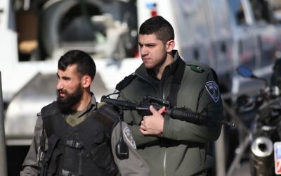 Des agents de police des frontières sur les lieux d'une fusillade et d'une attaque au couteau près de la porte de Damas, à Jérusalem, le 3 février 2016 (Crédit photo: Yonatan Sindel / Flash90) Des agents de police des frontières sur les lieux d'une fusillade et d'une attaque au couteau près de la porte de Damas, à Jérusalem, le 3 février 2016 (Crédit photo: Yonatan Sindel / Flash90)