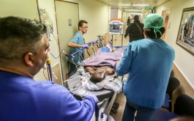 Le personnel médical emmène Kamel Hassan Mohammed dans le service des urgences de l'hôpital Barzilai à Ashkelon, après son attaque au couteau contre un soldat israélien, le 7 février 2016. (Crédit : Edi Israel/Flash90) Le personnel médical emmène Kamel Hassan Mohammed dans le service des urgences de l'hôpital Barzilai à Ashkelon, après son attaque au couteau contre un soldat israélien, le 7 février 2016. (Crédit : Edi Israel/Flash90)